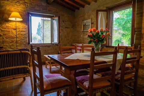 Il Glicine is an apartment with two bedrooms, bathroom, living room-kitchen. It is located in the old farmhouse on the first floor, an enchanting farmhouse in the splendid Tuscan countryside. During the restoration, the old tuff and brick walls typic...