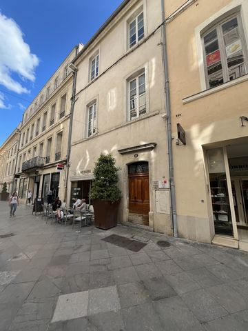 In a protected area, close to the town hall, R+2 building in single property to renovate, benefiting from the tax system of the Malraux Law. Total surface area 350 m2 Composed, on the ground floor, of a business of 91 m2 rented according to lease sig...