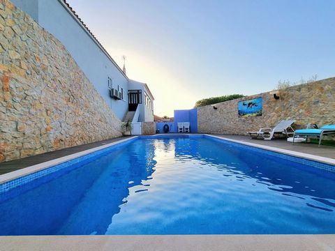Discover this magnificent fully renovated villa in Quarteira, offering an exceptional living environment. With its three bedrooms, including two suites, this villa is ideal for family living or a profitable investment. The highlights of this property...