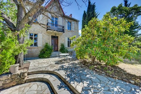 Ideally located just 5 minutes' walk from the historic center and its charming boulevard, shops and restaurants, this 200 m2 Master House, built in 1920, overlooks a landscaped garden of 1300 m2. Bursting with Provencal character, on the ground floor...