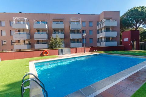 Ref, 2H-628 Apartment for Sale of 76m2 in the Santa Clotilde Area of Lloret de Mar, consists of: living room, separate kitchen, 2 bedrooms with fitted wardrobes, 2 bathrooms, parquet floors, air conditioning, aluminum enclosures and double glazing. 2...