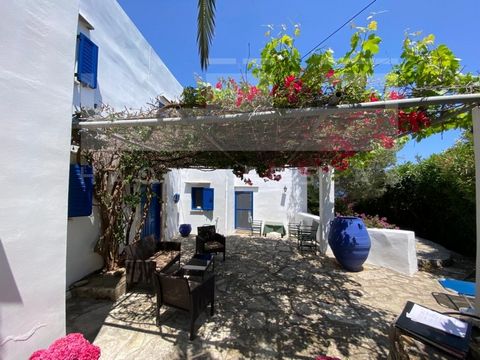 Esta villa en venta en Apokoronas, Chania Creta, se encuentra en el pintoresco pueblo de Kokkino Chorio. La villa tiene una superficie habitable total de 130m2, asentada en una parcela privada de 1379m2. se desarrolla en 2 niveles, y consta de 2 dorm...