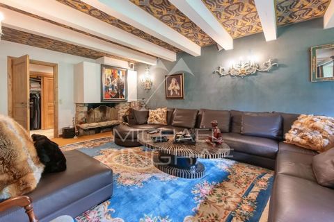 Michaël Zingraf Real Estate Megève offers this 92.50 sqm (Carrez law measurement) apartment, just a few minutes' walk from access to the ski slopes and with very easy access by car/bus to the center of the village. Very functional, with two shower-ro...