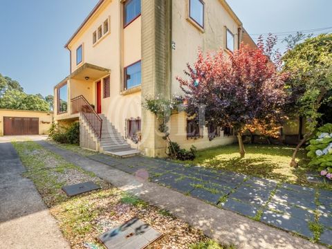 5-bedroom villa with 283 sqm of gross private area, garden, garage for two cars, and additional outdoor parking, in Antas, Porto. Situated in a quiet residential area, it is composed of: lower floor, a living/office room with four windows that provid...