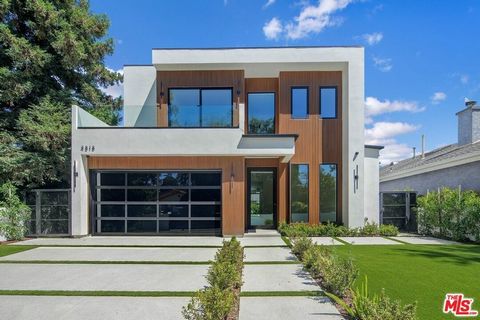 Welcome to this beautiful 2023, two-story new modern smart home in the heart of Sherman Oaks. Featuring 4 bedrooms & 5.5 baths, a floating glass staircase, floor to ceiling windows, and glass sliding doors, it is California living at its finest. The ...