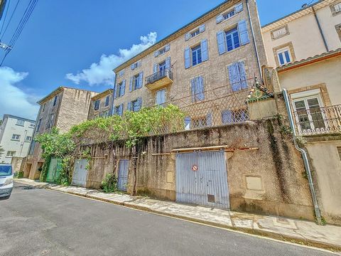 In the heart of Bédarieux, in a carefully maintained, middle-class building in a small condominium complex, this property offers a unique investment opportunity in a central location, just 30 minutes from Béziers and an hour from Montpellier. In the ...