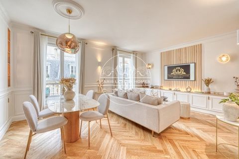 FOR SALE PARIS 7TH - RUE DE GRENELLE - PRESTIGIOUS PROPERTY - Located on an exceptional location on the left bank, in the immediate vicinity of the Esplanade des Invalides and the Seine, food shops, starred restaurants and cultural places of Parisian...