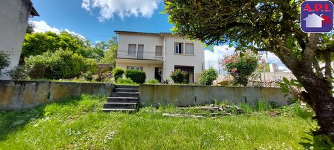 EXCLUSIVE!!! Ideally located 50km from Toulouse, in the heart of the pretty town of Cazeres sur Garonne, which has a train station, access to the A64, college-high schools!!! Come and discover this pavilion to be refreshed of approximately 135m² comp...