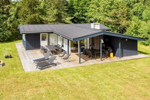 Ce chalet bien entretenu est isolé sur un grand terrain naturel planté dans une zone de chalets non loin de la plage adaptée aux enfants et du port de Grenå et du centre Kattegat, où l'attraction principale est le grand bassin aux requins de deux éta...