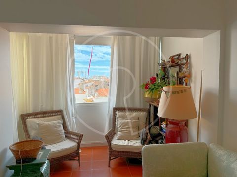 **2 bedroom flat in the Historic Center of Cascais for Rent** We present this charming 2 bedroom flat located in the heart of the Historic Center of Cascais. With a gross area of 121 m², this property is perfect for those looking for comfort and prac...