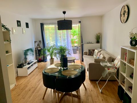 Close to the La Défense business district, this well-equipped apartment is ideal for visiting Paris. You'll enjoy a large 14m2 bedroom, a lovely living room and the large 20m2 terrace for a smoke, a coffee, a sunny meal, an aperitif.. In terms of tra...