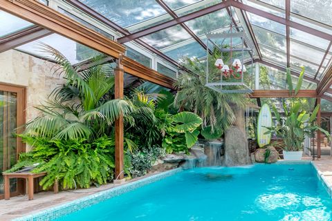 Mansion surrounded by a leafy and well-kept botanical garden, which gives maximum privacy and located in the residential area of Madrid-Majadahonda, just 5 minutes from Moncloa-University. The exterior of the house is paved with yellow Travertine Mar...