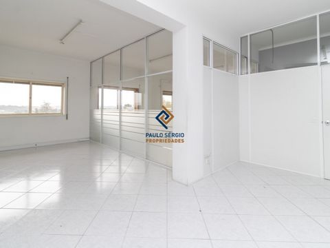 Commercial store with 174 m2 consisting of 6 offices and reception area in Vilar de Andorinho, Vila Nova de Gaia excellent access (motorway) to the North and South. Campaign: When purchasing this property, we offer 1 week of vacation in the Azores, M...