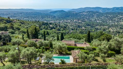 In the heart of the Grasse countryside, just 40 minutes from Nice International Airport and in absolute tranquility, this traditional Provencal villa. Accommodation of 170 m2 offers 4 bedrooms and an office, including 2 on the ground floor and 2 inde...