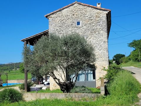 In einem hübschen Weiler in der Nähe von Lussan bietet Ihnen Nathalie Liabeuf Swixim Uzès eine sehr schöne Wohnung mit viel Charme mit einer Fläche von ca. 41m2, bestehend aus einer voll ausgestatteten und ausgestatteten Küche, die zum Wohnzimmer hin...