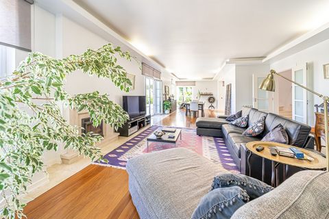 Fristående hus T4+1, till salu, i den exklusiva bostadsrätten Penha Longa i Sintra. Med pool, trädgård och garage. Vi presenterar dig en otrolig Premium-villa, med 311 m2 yta, uppdelad i två våningar, belägen i det exklusiva Penha Longa Condominium, ...