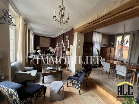 Yann LE CARVENNEC de l'Agence ALC Immobilier vous propose à la vente cet hôtel particulier d'environ 184 m2. Il se compose d'un rez-de-chaussée: d'une entrée de 7.46 m2, d'un salon de 24.29 m2, d'une salle à manger de 24.08 m2, d'un bureau ou chambre...