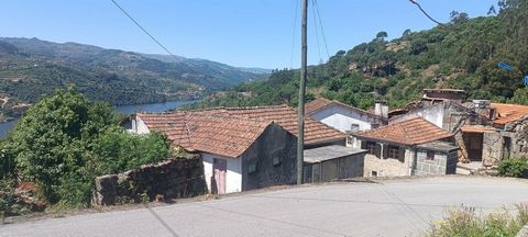 De villa is gelegen in een groep huizen in het centrum van de Granja in S. Tomé de Covelas, gemeente Baião, district Porto, zeer dicht bij de weelderige rivier de Douro op enkele kilometers van de regio van de Boven-Douro Vinhateiro die door UNESCO i...