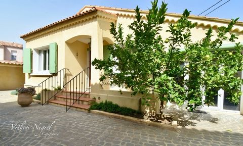 SAINT MITRE LES REMPARTS, maison T3 EXCLUSIVITE Maison de plain pied de 80m2 sur une parcelle de plus de 330m2 à rénover. Une entrée dessert le séjour/salle à manger avec une cheminée avec insert et la cuisine. Le couloir mènent aux 2 chambres avec p...