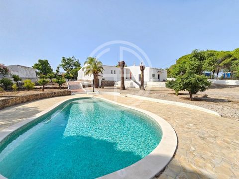 We present a unique opportunity in Porches, a small farm that is truly a hidden treasure. This exceptional property, located just a short distance from Carvoeiro, offers an experience of rural life with all modern amenities. With a completely renovat...