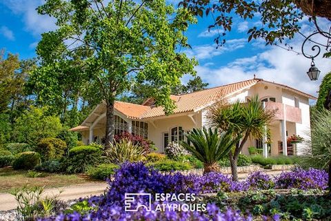 Located in the town of Notre-Dame-de-Monts, between the dunes and the pine forest, stands this elegant property of 261 sqm. It is accompanied by a 55 sqm guest house to renovate, all on a magnificent landscaped garden of 4,890 sqm. Upon arrival, the ...