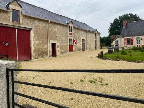 A OULCHES ,situé dans un hameau ,ravissant corps de ferme comprenant : -une habitation de 100 ² avec beaucoup de charme ,avec salle à manger avec four à pain ,cuisine aménagée ,buanderie,wc,suite parentale. A l'étage palier desservant 2 chambres, sal...