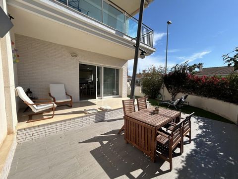 Located in the most prestigious building of the Eucalyptus urbanization, Amposta, we offer for sale this ground floor apartment with large terrace and garden for sale. Enjoy the feeling of living in a detached villa but being in a building. The apart...