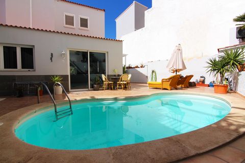 Se vende casa espaciosa con piscina en Arguineguín, Gran Canaria La vivienda: Se trata de una casa adosada muy espaciosa y con piscina privada ubicada en el barrio de Loma Dos, en Arguineguín. Cuenta con numerosas habitaciones y espacios comunes ampl...