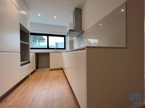 Apartamento T2 pronto a habitar em Gualtar - Braga Descrição: Este apartamento de tipologia T2, tem 111m2 de área total e é composto por quarto com armários embutidos em material MDF lacado branco, suite com closet, cozinha mobilada e equipada com pl...