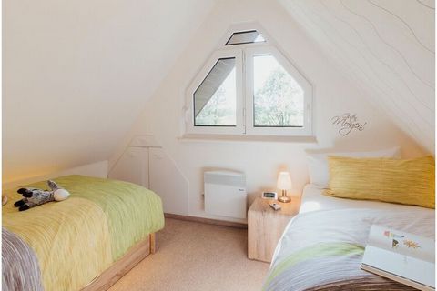 Maison de vacances moderne avec cheminée située dans un endroit isolé dans une forêt calme dans la zone de loisirs de la lande de Lunebourg.