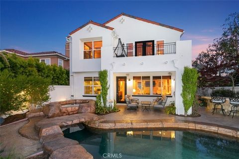 Located in the gated enclave of Campobello, discover your dream home at the end of a tranquil cul-de-sac at 8 Andiamo in Newport Coast. This residence, sitting on the canyon's edge, offers stunning views of the city lights extending from the Palos Ve...