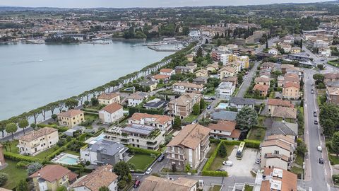 Just a 2-minute walk from the lake and the center of Peschiera del Garda, we offer a first-floor apartment, completely renovated, with generous dimensions and beautiful views of the lake. Internally it consists of a large living area with separate ki...