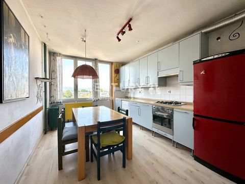 Nous servons de médiateur dans la vente d’un appartement de 3,5 pièces dans la rue Gorkičeva à Vič. L’appartement avec vue sur le château de Ljubljana est situé au 6ème étage d’un immeuble d’appartements et est vendu partiellement meublé. Il est divi...