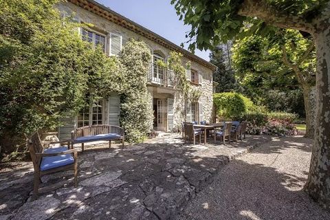 Discover this beautifully renovated 19th-century property, set in approx. 3.5 hectares of beautiful parkland. With around 344 m² of living space, the property offers eight spacious bedrooms and sixteen rooms in total, ideal for living, entertaining a...