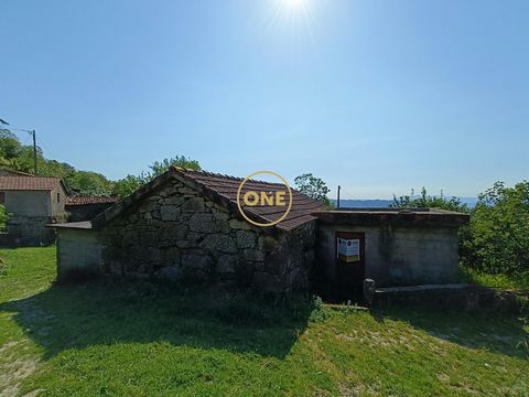 Entdecken Sie diese Investitionsmöglichkeit: baufälliges Haus zum Verkauf in Danaia, Ponte da Barca, Möglichkeit, ein T2 zu sein. Mit guter Aussicht und einigen angrenzenden Grundstücken bietet dieses Anwesen ein unglaubliches Potenzial, in einen cha...