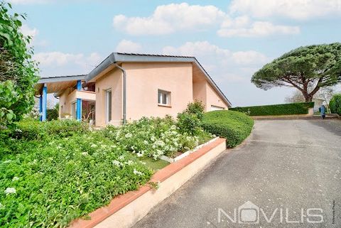 In absolute calm, in a residential area close to transport, the L'Union clinic, Intermarché, and Calicéo. A crush for this architect-designed villa from the year 2000 built on a landscaped plot of 1827 m² with a pool offering a stunning view of the P...