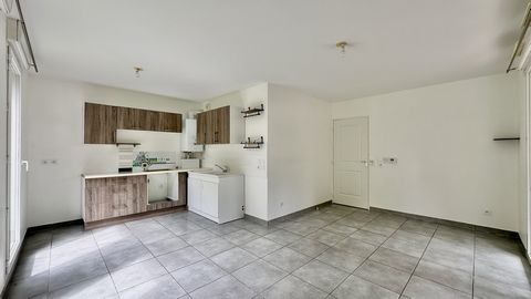 Dans une résidence de 2014 située rue Pierre Valdo, appartement T3 en rez-de-jardin de 64,49 m2 avec un jardin privatif de 90 m2 et une terrasse de 7 m2. Il se compose d'une entrée, une salle de bains, une pièce de vie avec cuisine US donnant sur l’e...