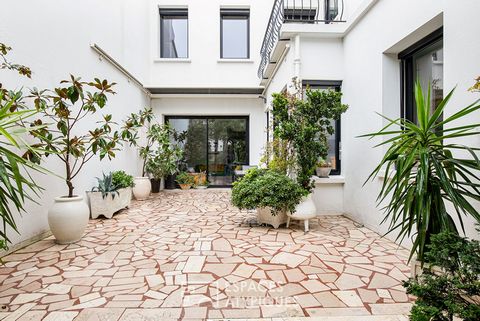 Situata nel cuore del quartiere degli Chalets, questa casa borghese è stata ristrutturata in stile art déco. Sviluppa una superficie di circa 280 m2 su un giardino sapientemente progettato. La facciata rivela un fascino innegabile. Dall'ingresso si a...