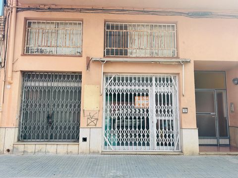 In the area of Grau d'Amposta, commercial premises distributed in several dependencies. It consists of a ground floor and mezzanine. Amposta is the capital of the Montsià region and is located in the heart of the Ebro Delta. It offers both the attrac...