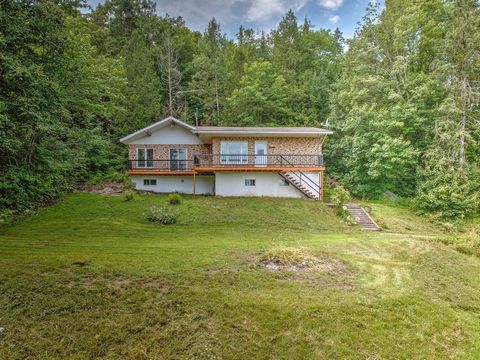 Entdecken Sie dieses einstöckige Haus mit viel Licht und einem Panoramablick auf die Berge. Diese Immobilie verfügt über 3 Schlafzimmer und ein warmes Wohnzimmer mit Holzkamin, ideal für Winterabende. Die 19'11