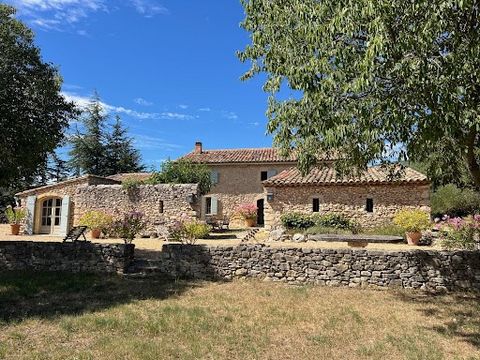 AU COEUR DU LUBERON en situation dominante Située entre Saint Saturnin les Apt et Rustrel en situation dominante dans un environnement très protégé, une nature restée intacte. Cette ancienne bergerie en pierre entièrement restaurée date du 17ème sièc...