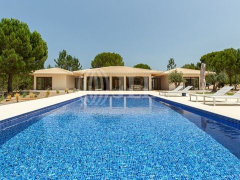 4-bedroom villa with 340 sqm of gross private area, set on a 2-hectare (20,000 sqm) plot of land, located in the Spatia Comporta Resort in the Comporta region. The villa consists of a main house with a modern fully equipped kitchen featuring Siemens ...