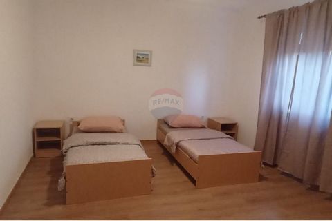 Location: Zadarska županija, Škabrnje, Škabrnja. NEW ON OFFER - Furnished Floor for Rent to Workers. The house consists of a ground floor and an apartment on the first floor. On the ground floor there is an apartment with two bedrooms, a kitchen with...