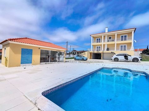 This 5 bedroom villa is detached and in excellent condition. Inserted in a plot of 2220 m2, the villa is in a very quiet area with unobstructed views over the countryside and the ocean. It is presented as follows: Basement: - Garage with space for 2 ...