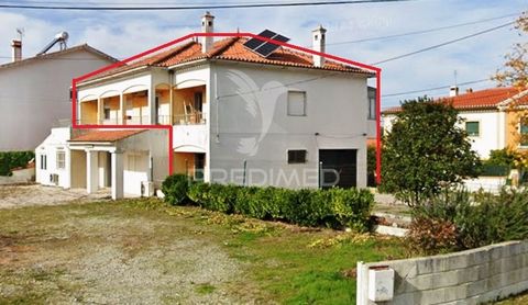 First Floor of Housing, with typology T4. Located in the vicinity of the city of Portalegre, in the quiet and pleasant town of Pedra Basta, this first floor is part of a villa that is located in a very quiet residential area, ideal for those looking ...