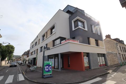 Face à la gare SNCF de VERNON-GIVERNY (27200), à proximité de toutes les commodités, immeuble R+3 à vendre en mono propriété : - Coworking, salles de réunions, location de bureaux … - Incentive d’entreprise, séminaires, formation de groupes … Au rez-...