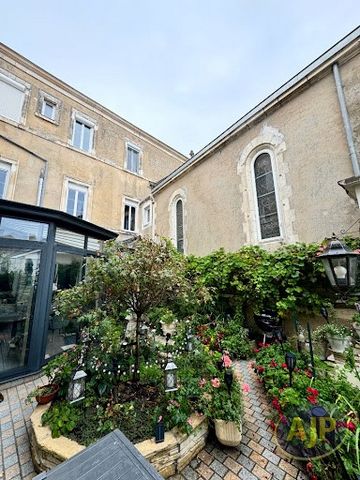 Exclusivity! Unique in Les Sables d'Olonne, this exceptional property is surprising in its volumes and layout. An old and character-filled building dating from the 17th century, this property of about 500m² of living space is distributed over three l...