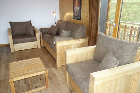 The apartment with breathtaking views provides a cozy retreat for up to 6 guests in the heart of Veysonnaz. This pleasant 40 m² flat features a bright living room with a sofa bed, cable TV, and complimentary Wi-Fi. The accommodation includes two bedr...