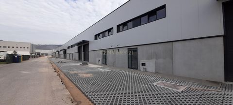 Localizado num condomínio fechado no Núcleo Empresarial de Arruda dos Vinhos, está a crescer o novo Polo Industrial. Armazém com uma área útil de 298 m2, distribuídos da seguinte forma: Piso 0: 255 m2; Mezzanine: 43 m2; Principais características: - ...