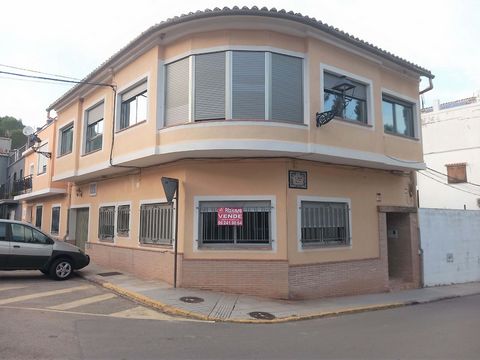 Descubra este encantador apartamento T3 situado na 1ª planta de um edifício familiar em Alzira, Valencia. Com um preço acessível de 73.500, esta propriedade oferece uma excelente oportunidade para quem procura conforto e tranquilidade em uma localiza...